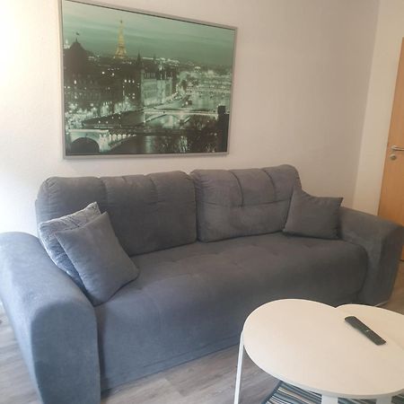 Kleine, Ruhige Wohnung In Гелзенкирхен Екстериор снимка